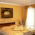 bílá ložnice se zlatým oramováním potahy a polštářek v brokátu_ lampička