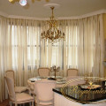 dekorace_záclony_kulaty stůl šest bílích židlí oramované zlatou linkou 