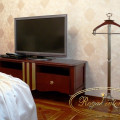 ložnice_dekorace_tapety_nábytek_stolek_TV