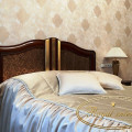 ložnice_hneda_dekorace_tapety_nábytek