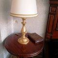 stolek s lampičkou